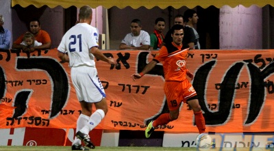 יניב לביא מנסה לעצור את ננאד מרינקוביץ´ (איתי ישראל)