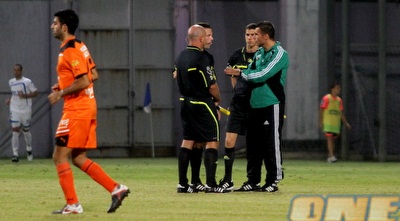 השופטים ממתינים לניידת מד&qout;א בהפסקת המחצית (איתי ישראל)