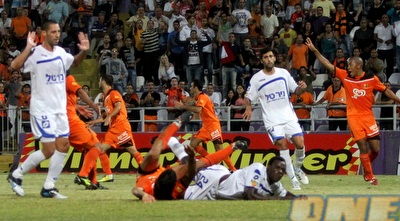 שלו מנשה וסביטי ליפניה על הדשא (איתי ישראל)