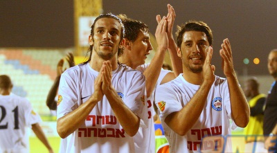 שחקני עכו מודים לקהל (יניב גונן)