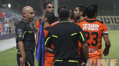 שחקני בני יהודה מתווכחים עם אוראל גרינפלד (איתי ישראל)