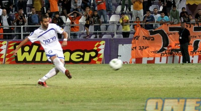 תומר סוויסה בועט את הפנדל (איתי ישראל)