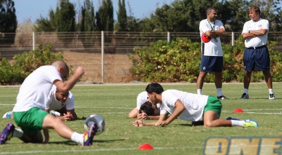 אלישע ודרסיליה צופים באימון מכבי חיפה (עמית מצפה) אלישע ודרסיליה צופים באימון מכבי חיפה (עמית מצפה)