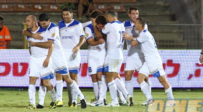 שחקני ק&qout;ש חוגגים בקרית אליעזר (שי לוי) שחקני ק&qout;ש חוגגים בקרית אליעזר (שי לוי)