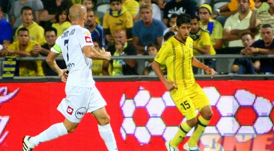 אורי אוזן מול מכבי ת&qout;א. טיגריס פצוע (יניב גונן) אורי אוזן מול מכבי ת&qout;א. טיגריס פצוע (יניב גונן)