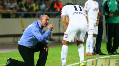 אייל לחמן משוחח עם ציון צמח. המאמן מחפש ניצחון ראשון (יניב גונן)