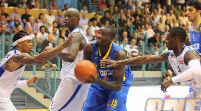 ג&acute;יימס עולה לסל (משה חרמון)