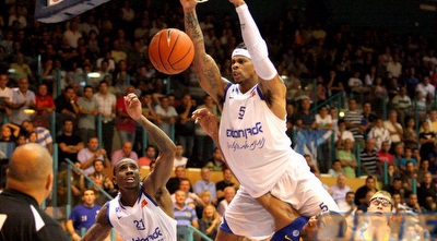 מיצ&acute;ל מטביע על הראש של הנדריקס (משה חרמון)