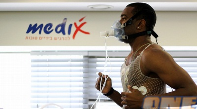 לנגפורד במהלך הבדיקות הרפואיות (האתר הרשמי של מכבי ת&qout;א) לנגפורד במהלך הבדיקות הרפואיות (האתר הרשמי של מכבי ת&qout;א)