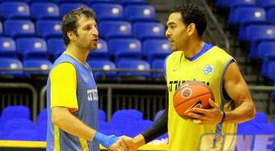 דייויד בלו ותיאו פפלוקאס (יניב גונן)