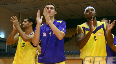 שלומי הרוש (משמאל), אלכס צ´רנוביץ´ ורון לואיס חוגגים (יניב גונן)