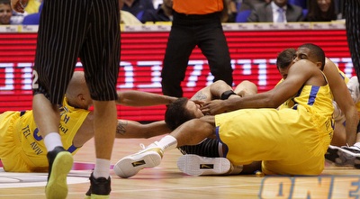 הנדריקס נאבק. ככה זה נראה רוב המשחק (יוסי ציפקיס)