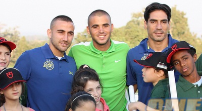 יואב זיו ורפי דהן עם הילדים (האתר הרשמי של מכבי ת&qout;א) יואב זיו ורפי דהן עם הילדים (האתר הרשמי של מכבי ת&qout;א)