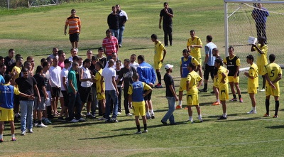 אוהדי בית&qout;ר פורצים לאימון (גיא בן זיו)