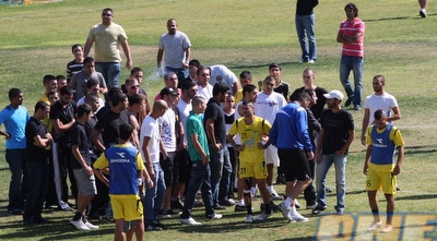 אוהדי בית&qout;ר משוחחים עם יובל נעים (גיא בן זיו)