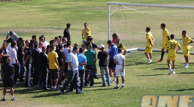 אוהדי בית&qout;ר פורצים לאימון ביום שישי (גיא בן זיו)