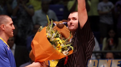 מצ´באן מקבל פרחים (יוסי ציפקיס) מצ´באן מקבל פרחים (יוסי ציפקיס)