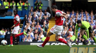 ג´רביניו מפרגן לרובין ואן פרסי את שער השוויון (GettyImages) ג´רביניו מפרגן לרובין ואן פרסי את שער השוויון (GettyImages)