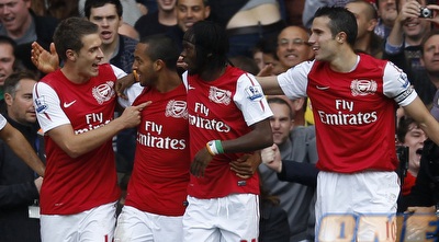 שחקני ארסנל חוגגים עם תיאו וולקוט שער ענק (רויטרס) שחקני ארסנל חוגגים עם תיאו וולקוט שער ענק (רויטרס)