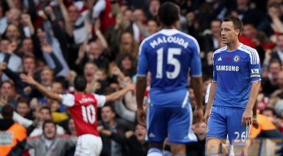 טרי ומאלודה מאוכזבים אחרי הטעות הכפולה, ואן פרסי חוגג (GettyImages) טרי ומאלודה מאוכזבים אחרי הטעות הכפולה, ואן פרסי חוגג (GettyImages)