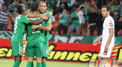 ניצן דמארי צופה בשחקני מכבי חיפה החוגגים (משה חרמון) ניצן דמארי צופה בשחקני מכבי חיפה החוגגים (משה חרמון)