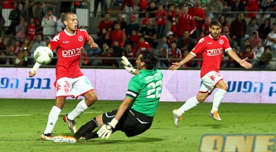 אוהד כהן עוצר את ידין. בינתיים החמישי לא הגיע (שי לוי)