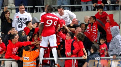 טוטו חוגג עם האוהדים (שי לוי)