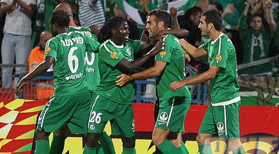 שחקני מכבי חיפה חוגגים במפגש הקודם מול מכבי פ&qout;ת (משה חרמון)