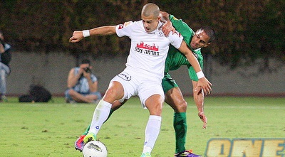 אייל משומר מנסה לעצור את טל בן חיים (משה חרמון) אייל משומר מנסה לעצור את טל בן חיים (משה חרמון)