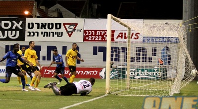 הכדור בתוך שערו של אדרי (איתי ישראל) הכדור בתוך שערו של אדרי (איתי ישראל)