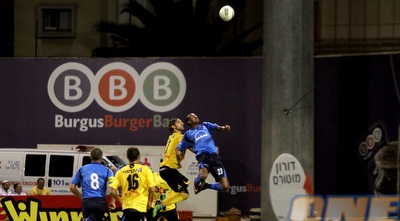 אפרים בוגאלה עולה לכדור גובה (איתי ישראל) אפרים בוגאלה עולה לכדור גובה (איתי ישראל)