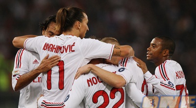 זלאטן מחבק על החברים. בדרך הנכונה (GettyImages)