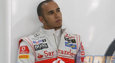 לואיס המילטון מאוכזב (רויטרס) לואיס המילטון מאוכזב (רויטרס)