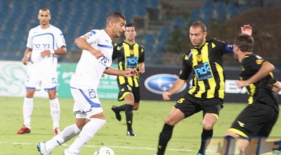 אבירם ברוכיאן מנסה להפריע ליוסי אופיר (משה חרמון)