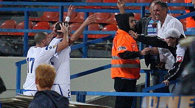 עשהאל בן שבת חוגג עם האוהדים (משה חרמון)