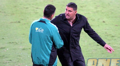 יובל נעים עצבני לאחר ההרחקה (משה חרמון)