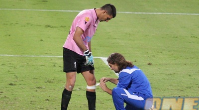 אריאל הרוש מקבל טיפול (משה חרמון)