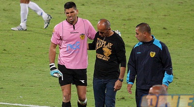 אריאל הרוש יורד מכר הדשא (משה חרמון) אריאל הרוש יורד מכר הדשא (משה חרמון)