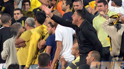 מצא את יובל. המאמן מכוון מהיציע (משה חרמון)