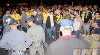 האוהדים לא השלימו עם ההפסד וחיכו לשחקנים בסיום (משה חרמון)