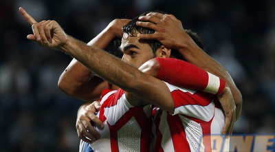 אדריאן לופס חוגג עם חוסה אנטוניו רייס (רויטרס)