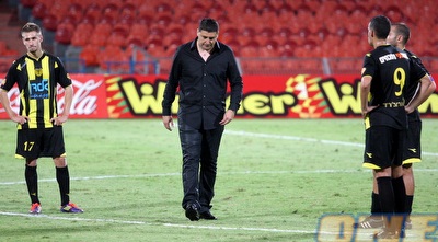 יובל נעים עם הראש באדמה (משה חרמון)