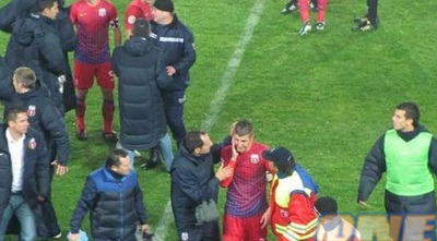 גלמאז יורד פצוע מהמגרש (צילום מסך מהטלוויזיה) (ONE)