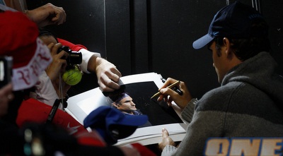 פדרר חותם למעריצים (רויטרס)