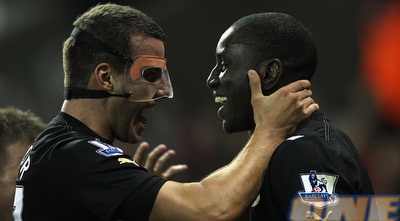 טיילור והמסכה מברכים את בה (GettyImages)