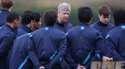 ארסן ונגר עם שחקני ארסנל (GettyImages)