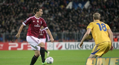 זלאטן מוביל כדור (רויטרס)