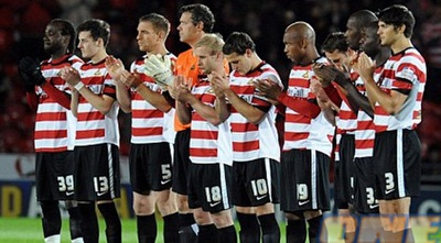 דונקאסטר בדקה לזיכרו של לואי ג´ייקוב: &qout;תישן טוב ילד&qout; דונקאסטר בדקה לזיכרו של לואי ג´ייקוב: &qout;תישן טוב ילד&qout;