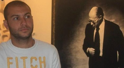 אבירם ברוכיאן על רקע תמונתו של מנחם בגין (האתר הרשמי של בית&qout;ר) (ONE)