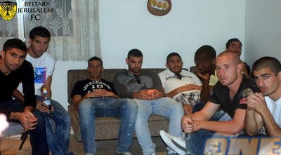 שחקני בית&qout;ר במרכז בגין (האתר הרשמי של בית&qout;ר) (ONE)